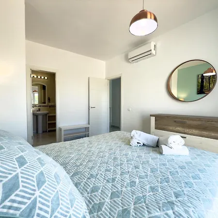 Entero - Con Piscina Privada Hébergement de vacances Marbellac